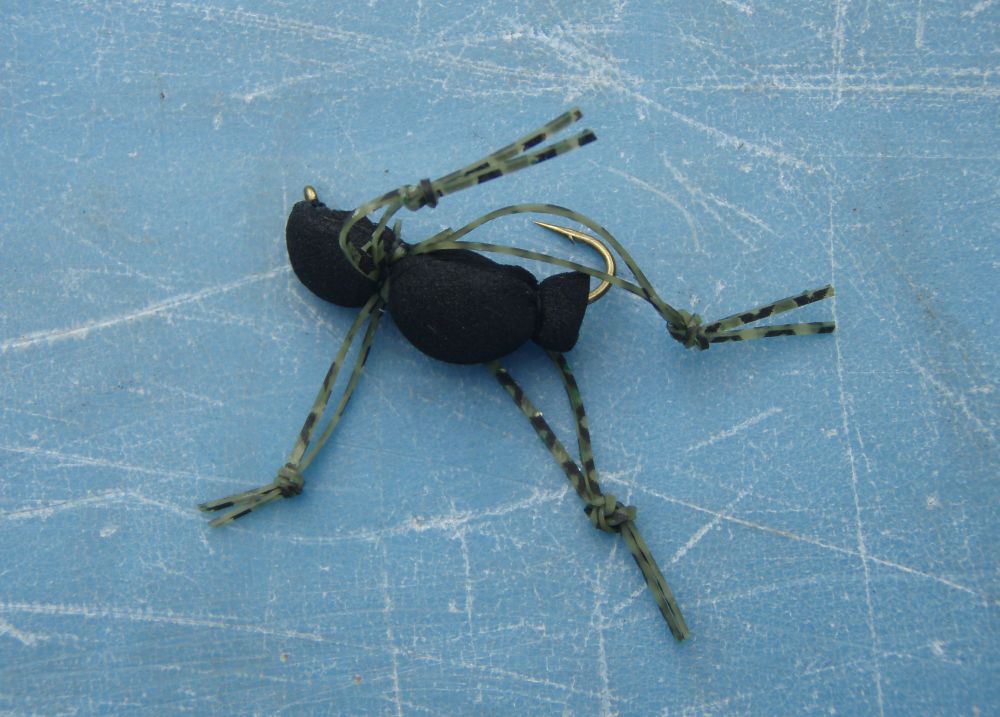 «Мушка» из черной «пенки» с силиконовыми ножками, имитирующая лягушонка