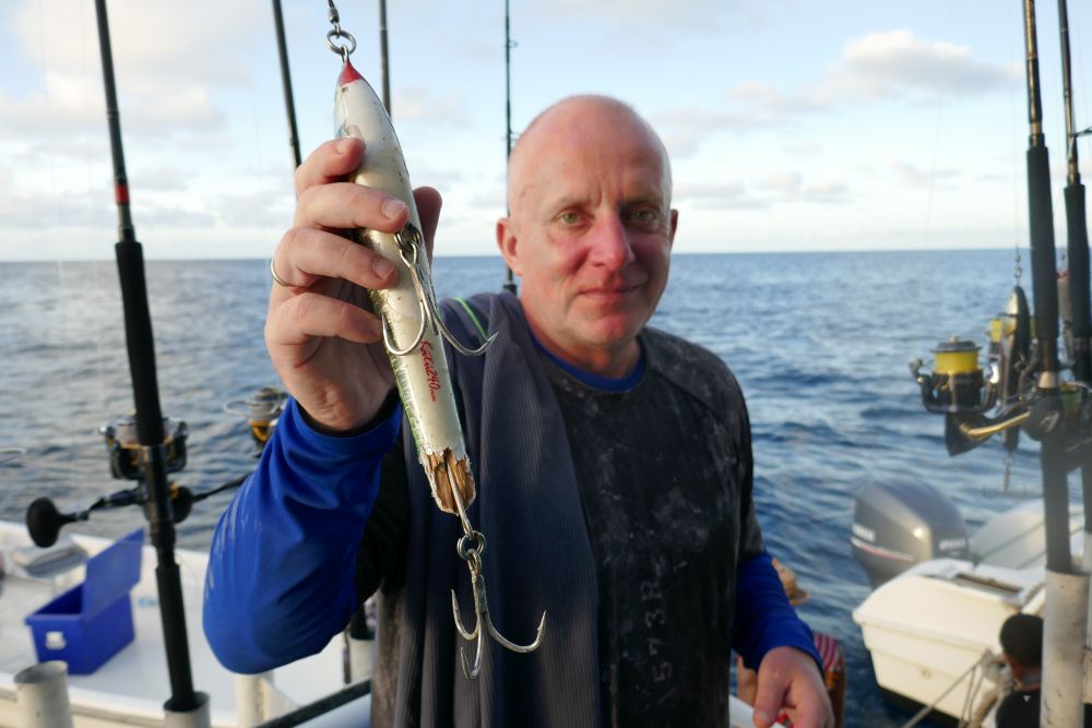 Для местных рыбёшек прокусить тело стика и разогнуть мощный морской тройник – плёвое дело