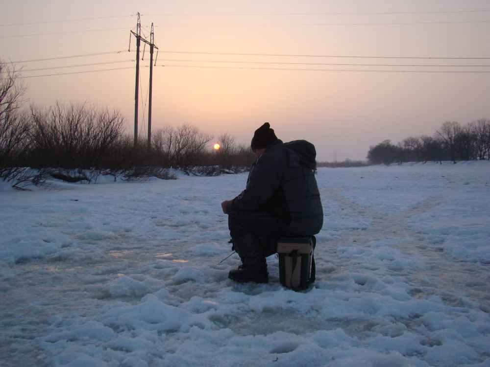 По последнему льду сильно не побегаешь, рыбалка чаще выжидательная