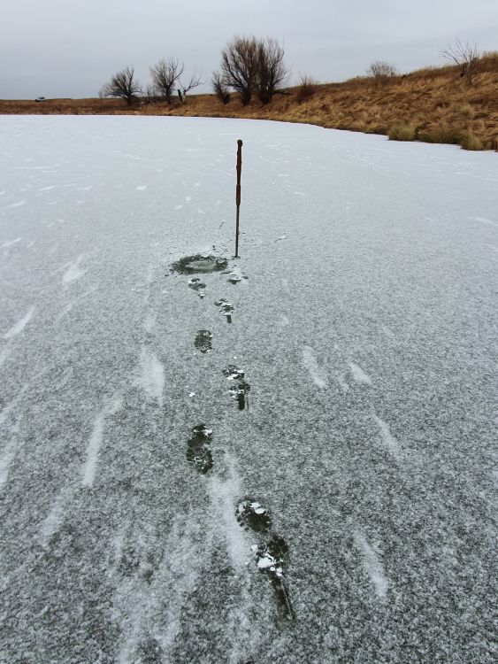 А ныне на лед в декабре – только с пешнёй
