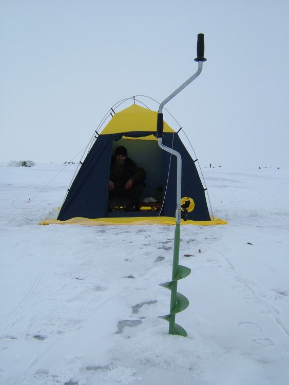 Если предстоит находиться на льду два-три дня, то нужна теплая палатка