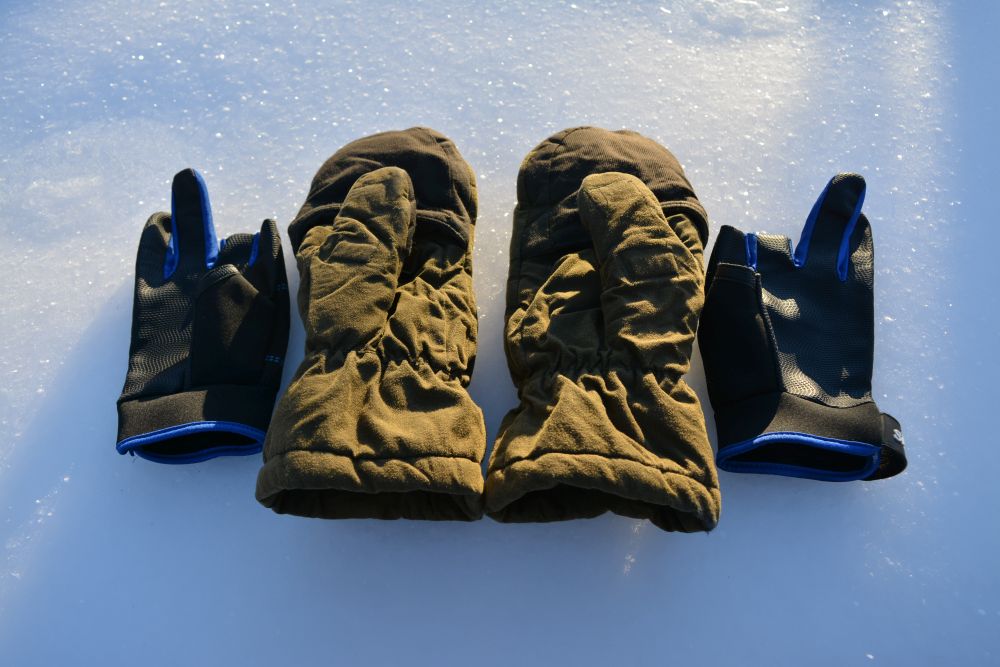 Тонкие неопреновые перчатки - для обычной ловли, теплые рукавицы -  на случай сильного мороза