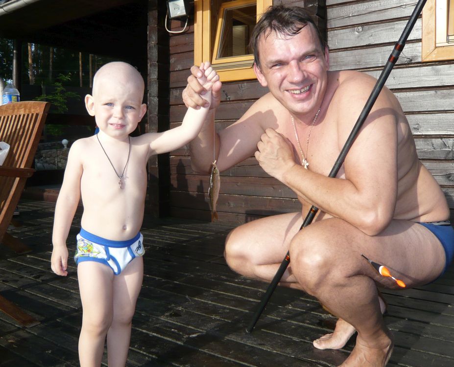 Мой старший сын Иван свою первую рыбу поймал в два годика